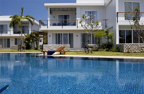 The pool and villas