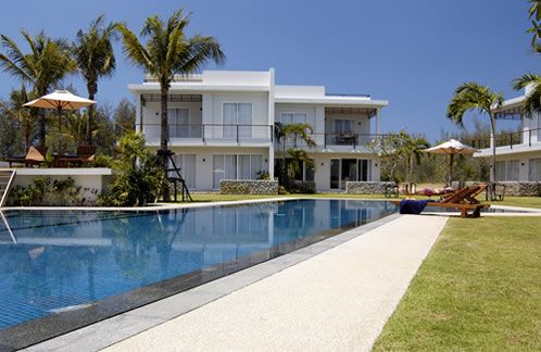 View across the wet-edge swimming pool