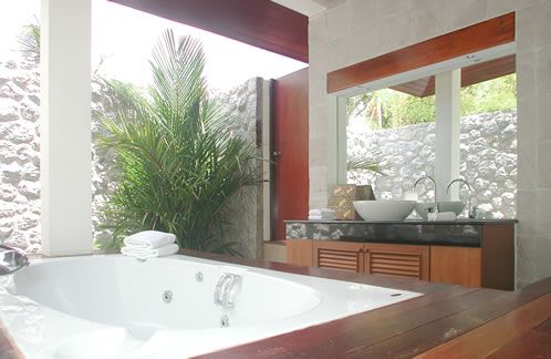 Outdoor bathroom in one of the villas
