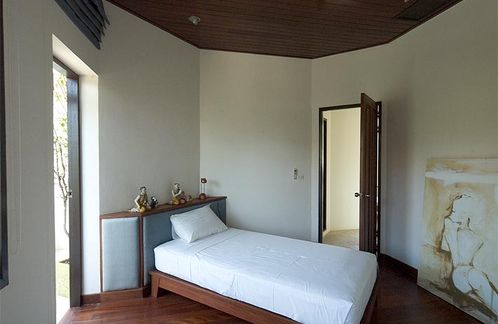 A guest bedroom