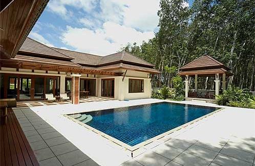 The pool and villa