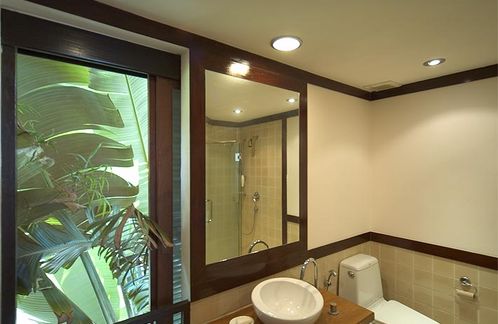 En suite to a guest bedroom