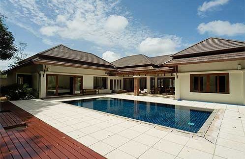 The pool and villa